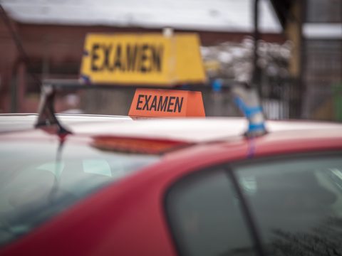Mintegy 300 vizsgázó szerezhet jogosítványt a hétvégén