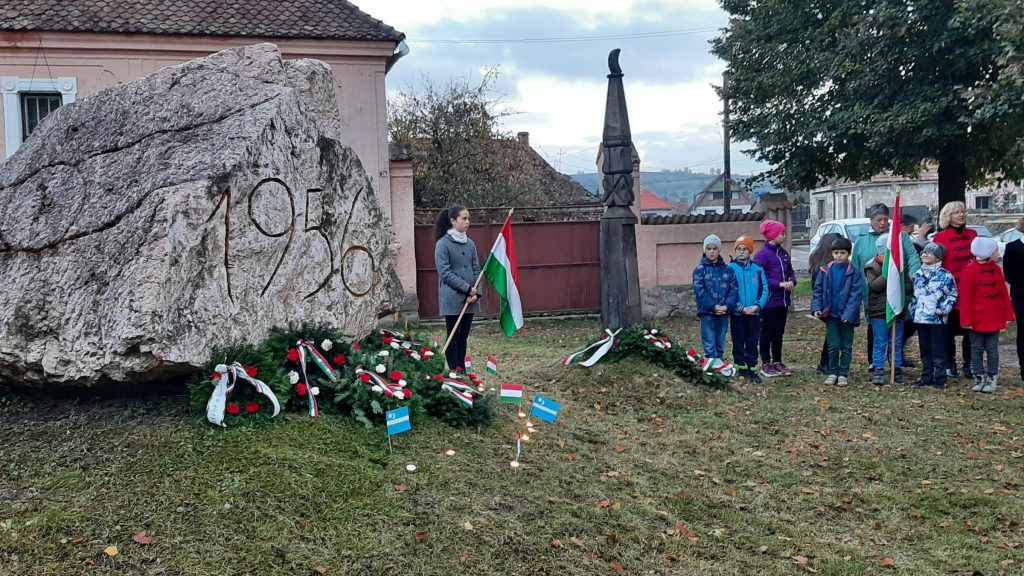 Baróti megemlékezők az 1956-os forradalom kitörésének tavalyi évfordulóján. Fotó: Böjte Ferenc