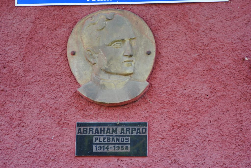 A Szoboszlay-perben halálra ítélt Ábrahám Árpád domborműve a feltorjai iskola homlokzatán. Fotó: Székely Hírmondó-archív
