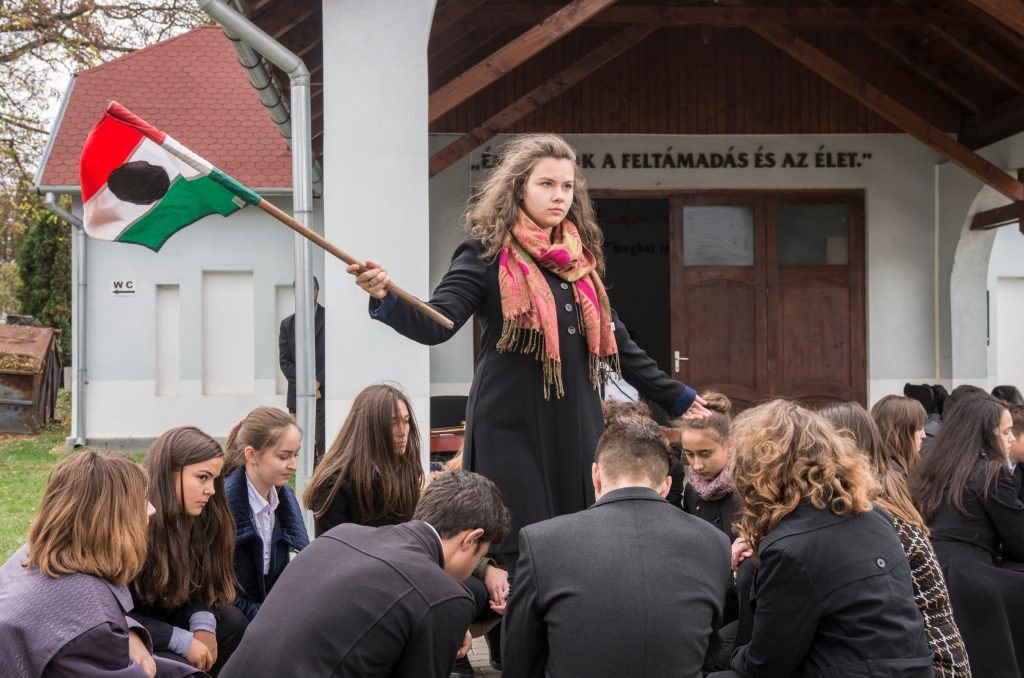 Emlékező diákok a kézdivásárhelyi református temetőben. Fotó: Tofán Levente