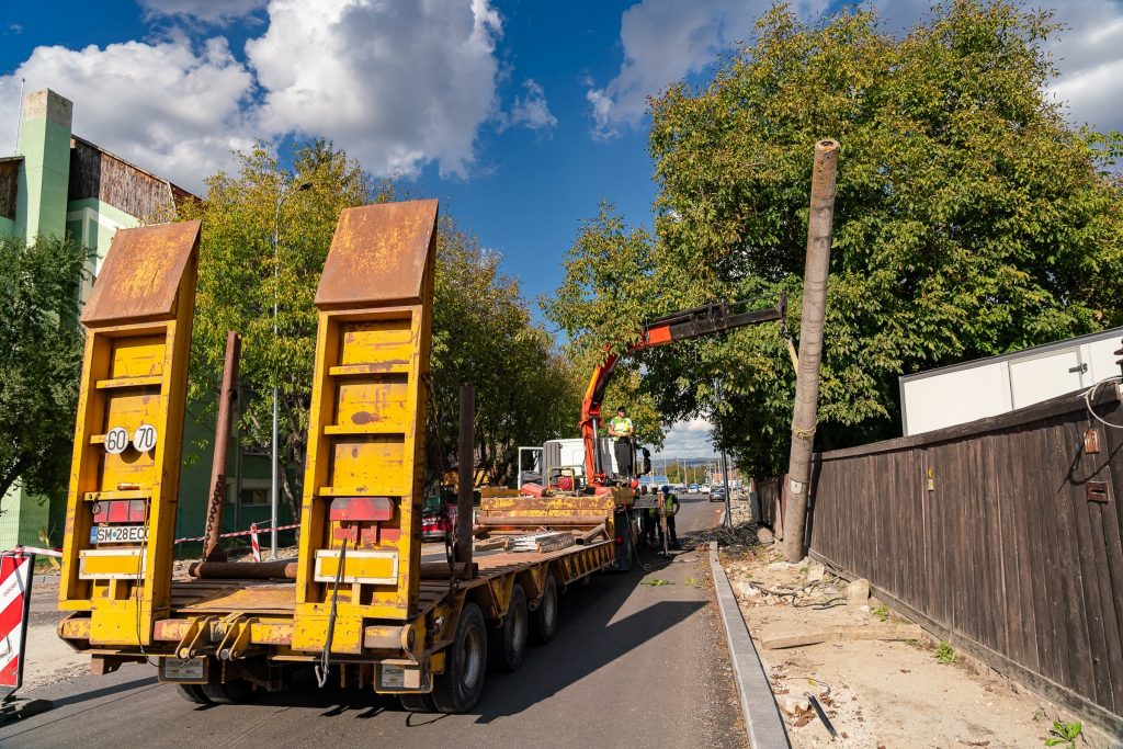 A Csíki utcában 62 régi beton villanyoszlopot cseréltek korszerű, fém villanyoszlopra, a levegőben éktelenkedő 15,28 kilométernyi kábelt pedig a föld alá helyezték. Fotó: Antal Árpád Facebook-oldala
