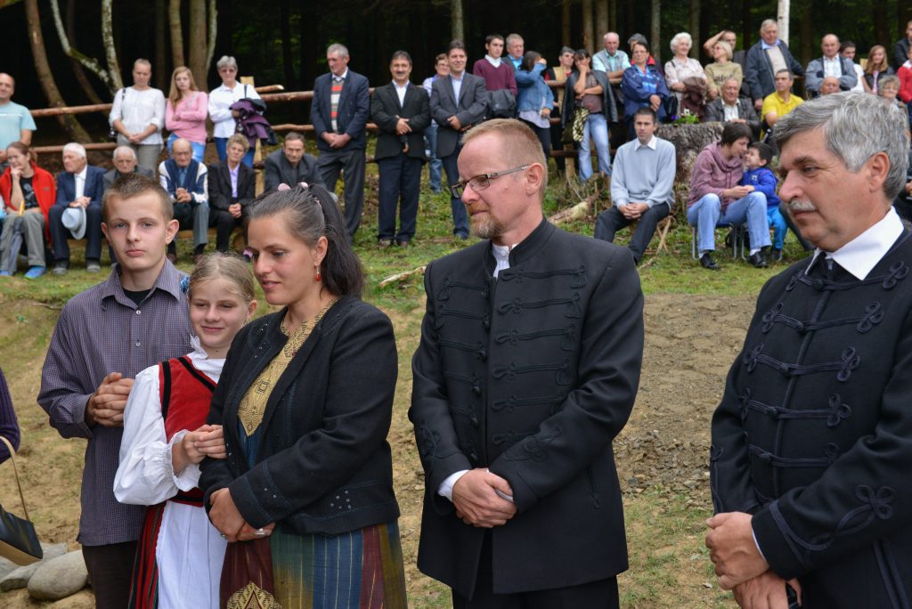 Sepsiszéki Nagy Balázs a családjával a kápolna szentelésekor. Fotó: Sepsiszéki Nagy Balázs személyes archívuma