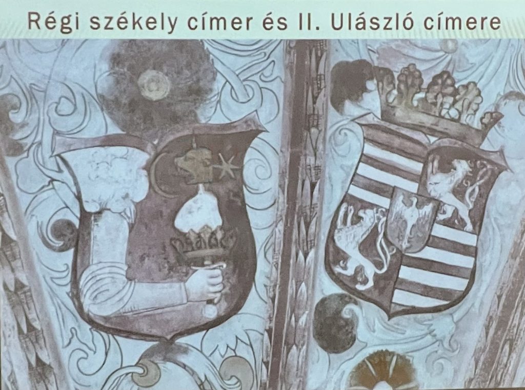 A balról látható címer hátrafelé fordul, mert a
címertani udvariasság jegyében nem fordíthatott hátat az uralkodó,
II. Ulászló címerének. Vörös mezőben, egy páncélos kardjára korona,
szív és medvefej van szúrva és két oldalt a medve fejét egy nap és
egy hold övezi. Fotó: Farkas Orsolya