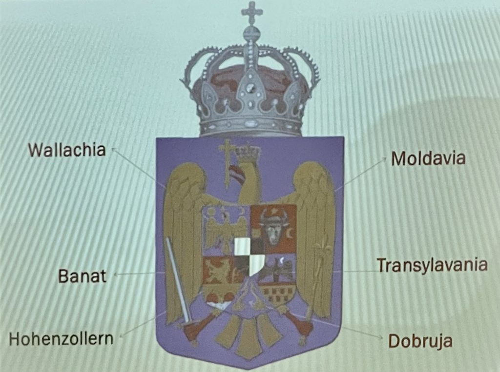 Havasalföld, Moldva, Bánság és Erdély címereit
láthatjuk, a Tengermelléket Dobrudzsa váltotta fel, ami szintén ekkor
csatlakozott Romániához. A szívpajzsban a Hohenzollern család
címere található. Fotó: Farkas Orsolya