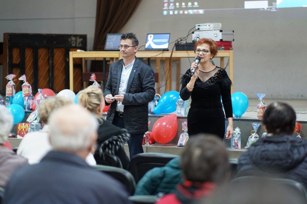 Dobolyi László elnök és Sidó Zita alapítótag beszédükkel nyitották meg az előadássorozatot. Mindketten évtizedek óta cukorbetegek. Fotó: Farkas Orsolya