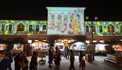Újra gyerekrajzokkal festik át a Tamási Áron Színház homlokzatát