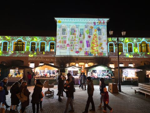 Újra gyerekrajzokkal festik át a Tamási Áron Színház homlokzatát