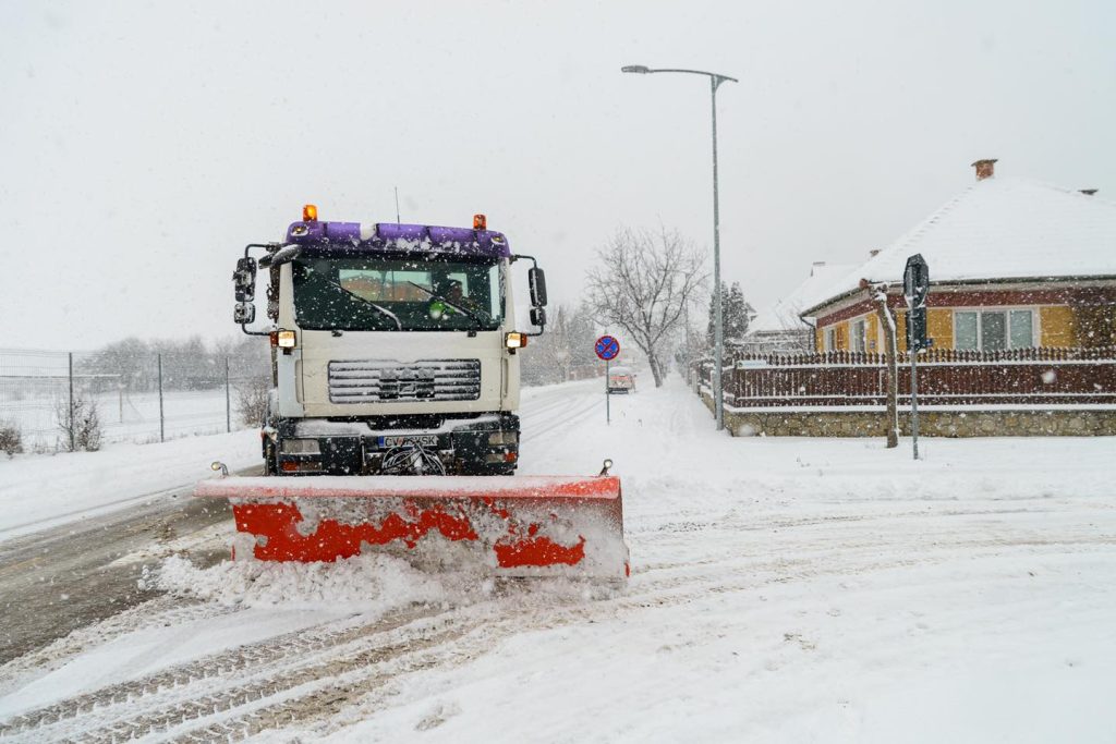 Tíz jármű áll készenlétben, hogy havazás esetén beavatkozzon. Fotó: TEGA Rt.