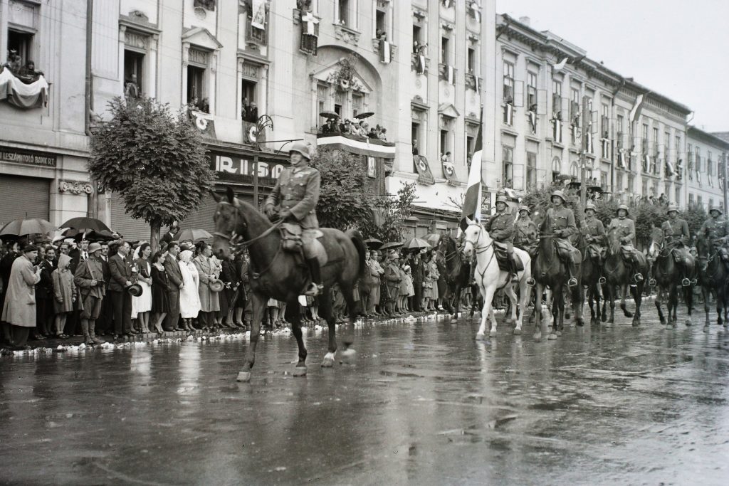 Magyar honvédek az Apolló-palota előtt 1940. szeptember 16-án. Fotó: Fortepan/Kokány Jenő
