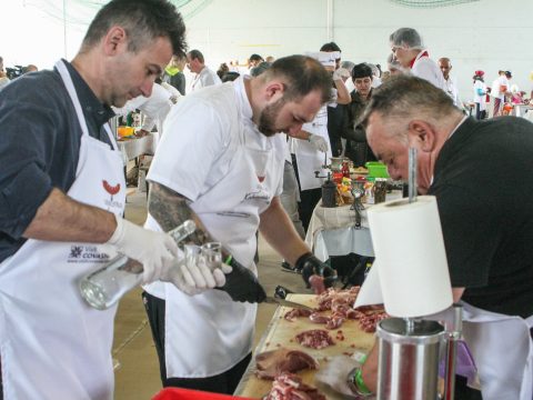 Zabolán egy napig kolbászból lesz a kerítés