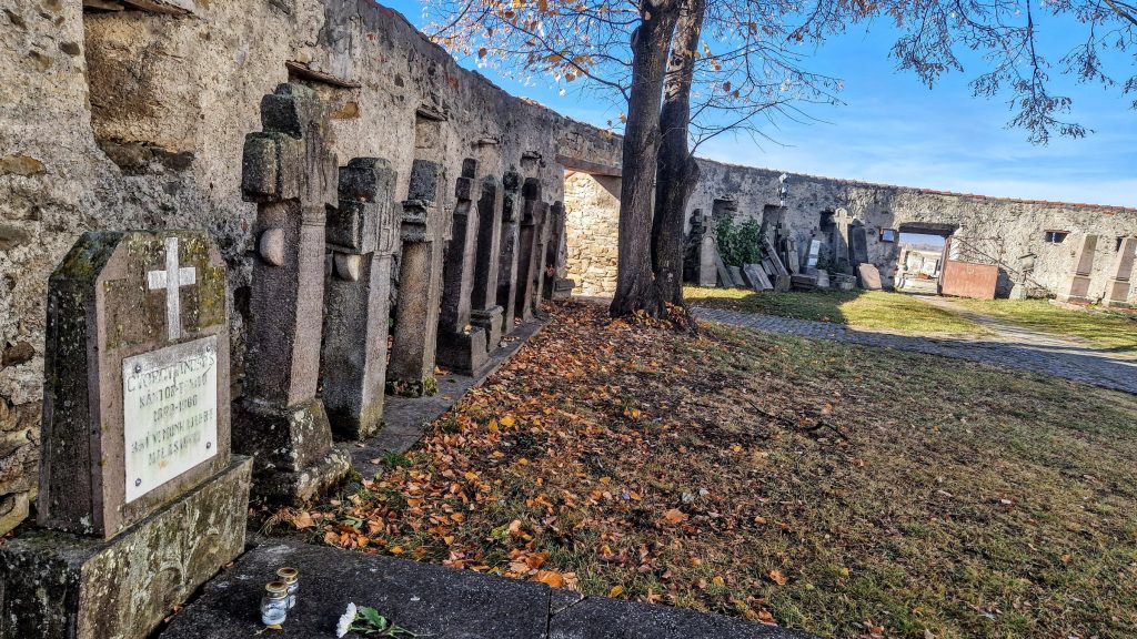 Régi sírkövek a csíkszentmártoni templom előterében. Fotó: Kocsis Károly