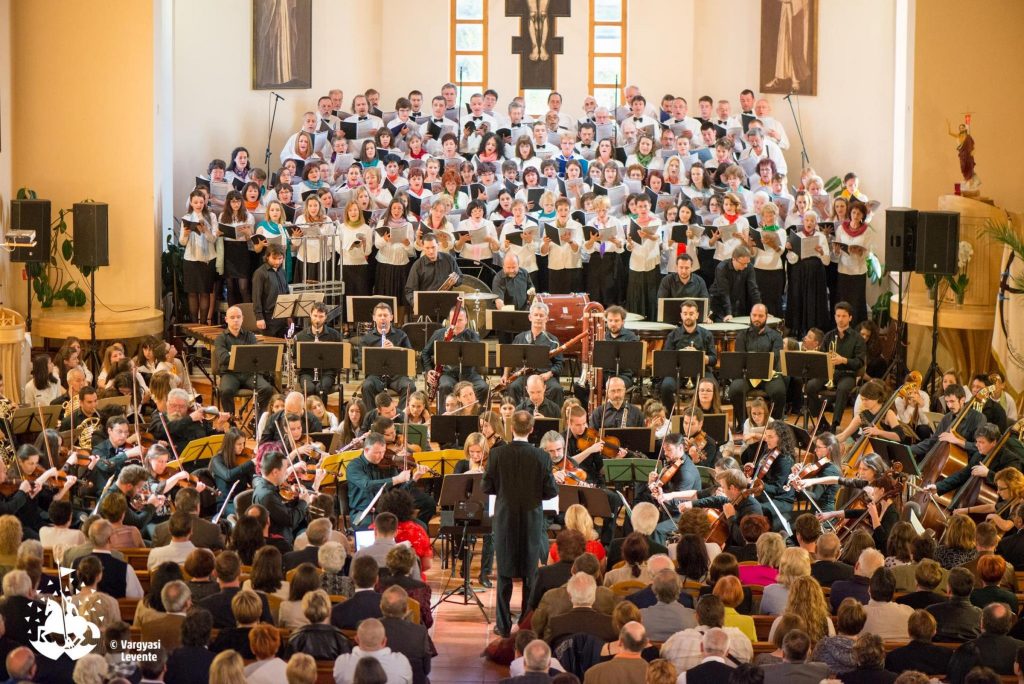 „Történelmi” jelentőségű volt a több sepsiszentgyörgyi kórus és filharmonikus zenekar közreműködésével itt előadott Carmina Burana. Fotó: Sepsiszentgyörgy Önkormányzata/Facebook