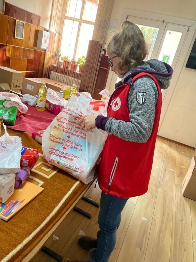 Sok órányi munka az önkéntesek részéről a csomagok összeállítása. Fotó: Kovászna Megyei Vöröskereszt