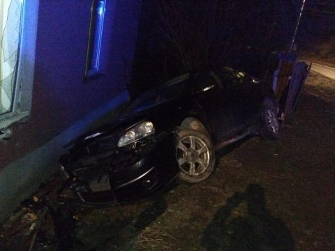 Háznak csapódott egy autó Szitabodzán
