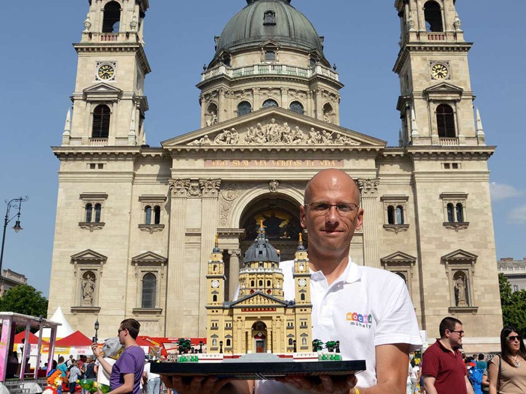 Dóczy Balázs és az általa készített Szent István Bazilika-makett. Fotó: LEGO hivatalos weboldala