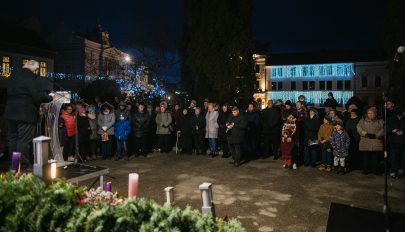 Kézdivásárhelyen is fellobbant az első adventi gyertyaláng