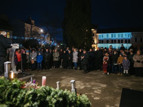 Kézdivásárhelyen is fellobbant az első adventi gyertyaláng