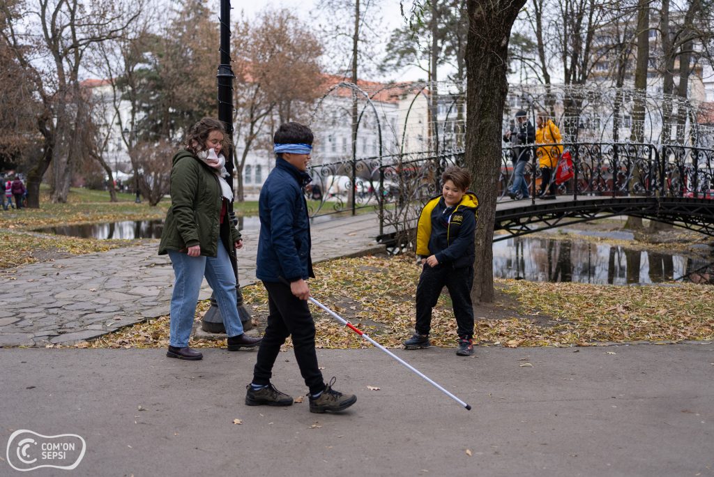 Gyermekeket érzékenyítettek a mozgás, látás- és hallássérültek problémáira. Fotó: Com'ON Sepsi/Facebook