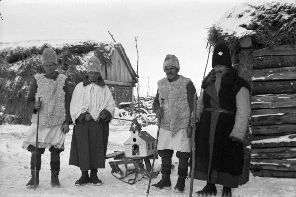 Oroszországban betlehemező magyar katonák (1942) – Fortepan/Miklós Lajos
