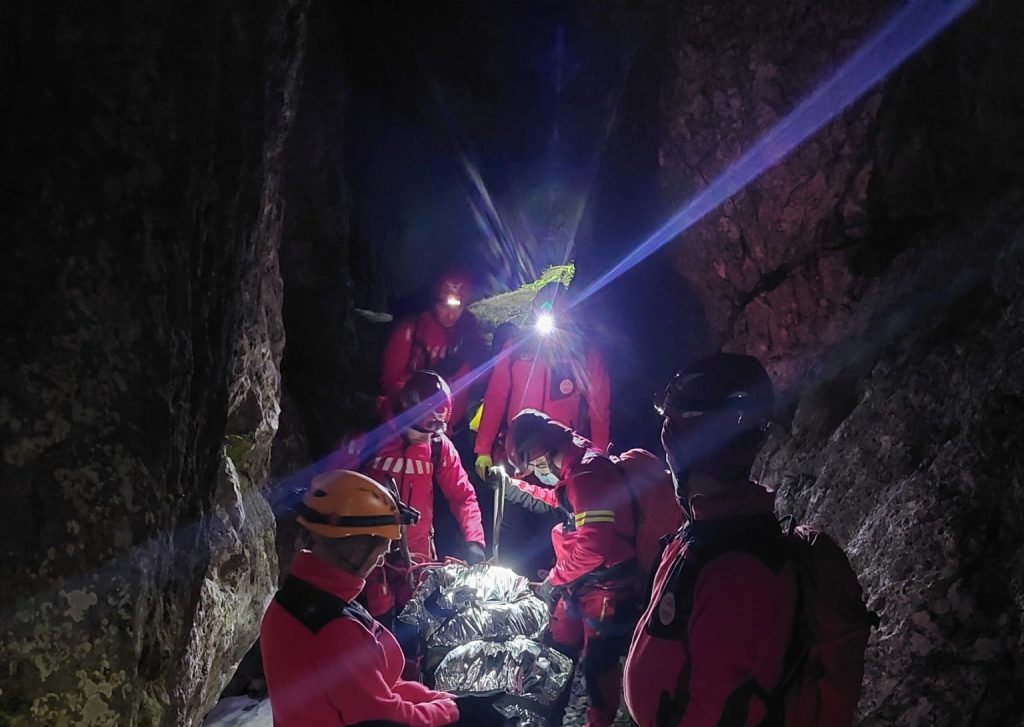 A sötétség és a csúszós terep ellenére is a lehető leghatékonyabban zajlott a mentés. Fotó: Balánbányai hegyimentők