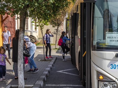 Hétszáz ingázó diák utazási költégeit térítik meg