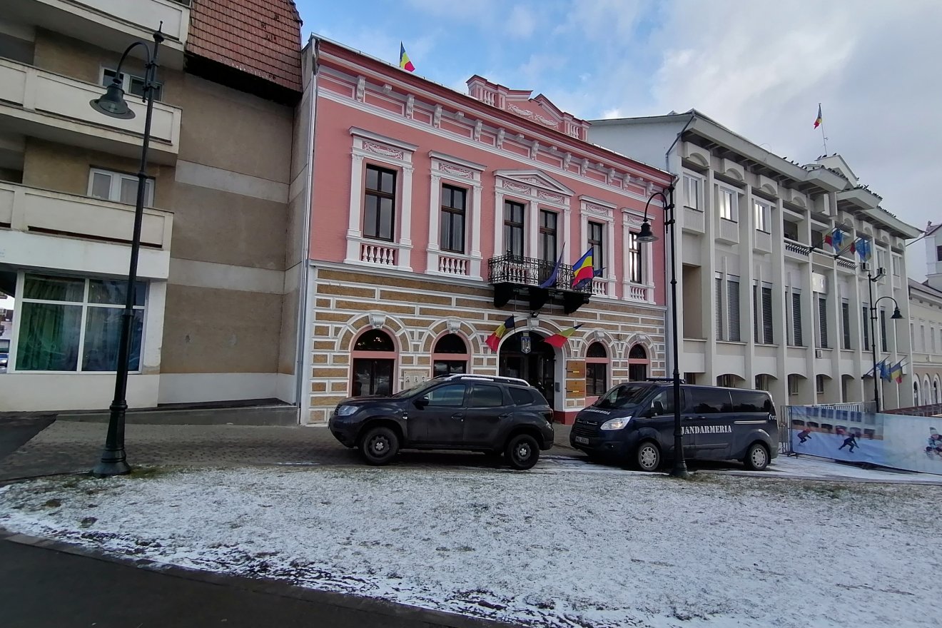 Kiderült, hogy miért tartottak házkutatást a prefektúrán