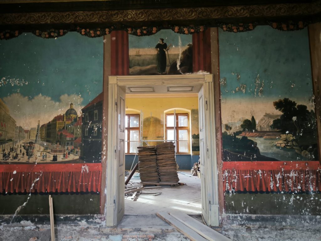 A régi padlózatot már több teremben is felszedték, nemsokára újjal pótolják. Fotó: Farkas Orsolya