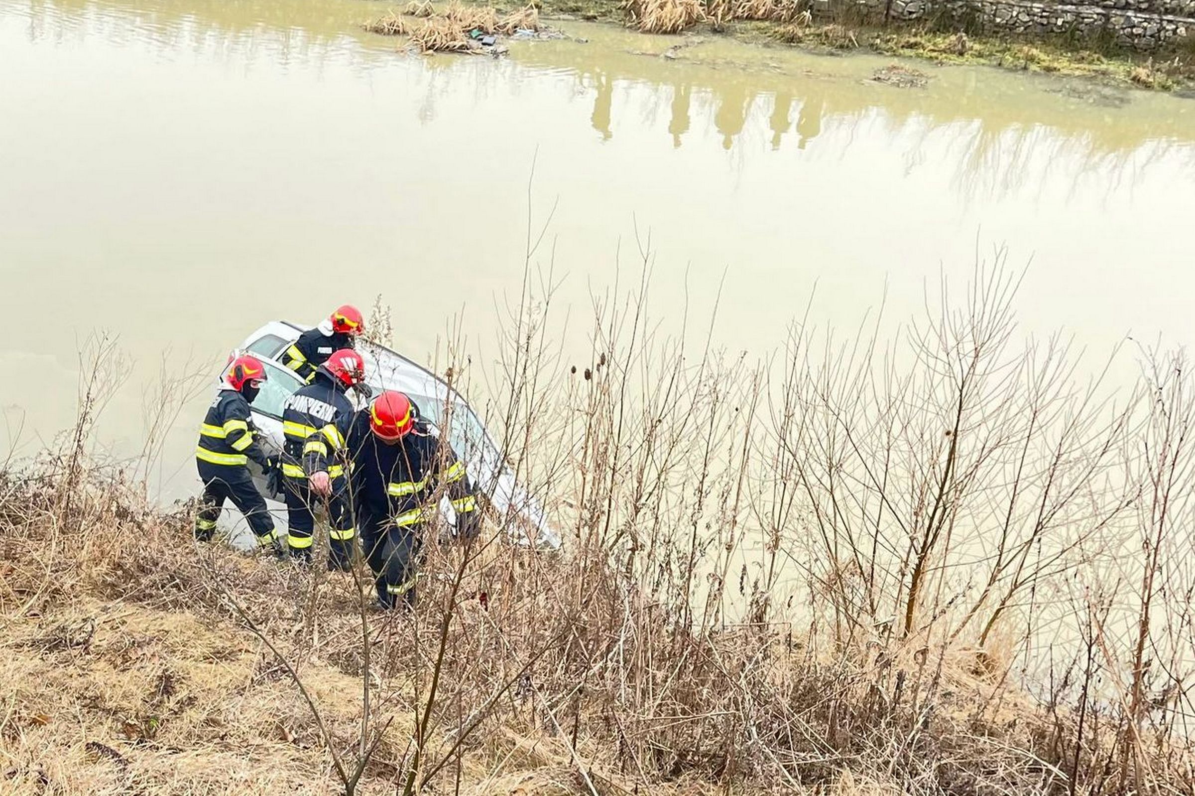 Lesodródott az útról, a Bodza folyóba zuhant egy autó
