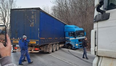 Keresztbefordult teherautó miatt állt a forgalom Sepsibükszád közelében