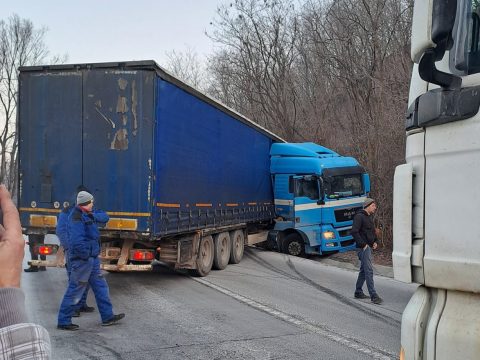 Keresztbefordult teherautó miatt állt a forgalom Sepsibükszád közelében