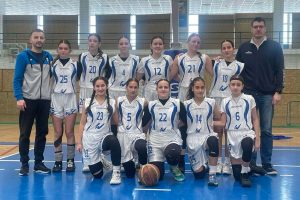 A kék-fehérek U15-ös lányai Farkas Gellérd és Csutak András edzőkkel
