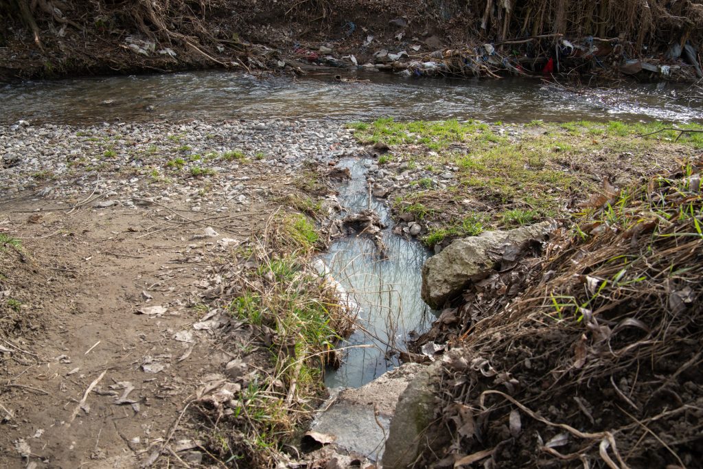 Több helyen is szennyvíz folyik a Barót-patakba. Fotó: Tuchiluș Alex