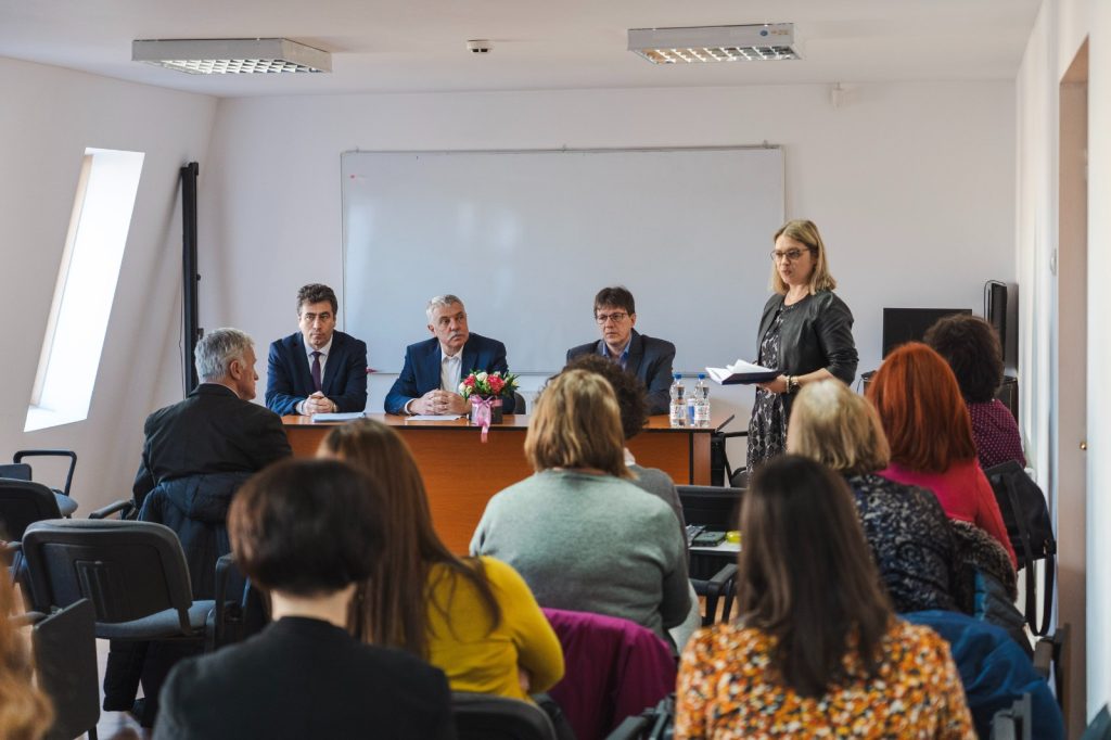 A megyevezetők is támogatják: balról Sztakics István főjegyző, jobbról Tamás Sándor tanácselnök. Fotó: Kovászna Megye Tanácsa