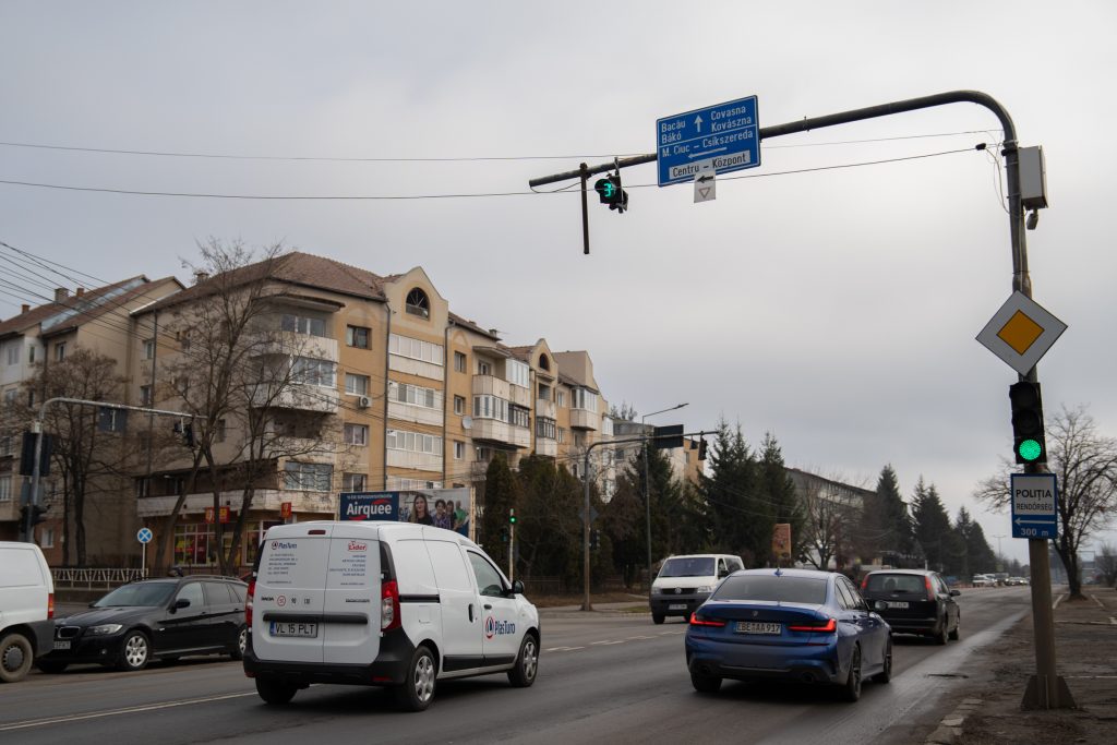 Az útkereszteződésben jelenleg a tönkrement lámpa hiányában zajlik a közlekedés. Fotó: Tuchiluș Alex