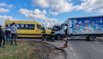 Iskolabusz és két haszongépjármű ütközött Albisnál