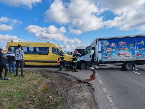 Iskolabusz és két haszongépjármű ütközött Albisnál