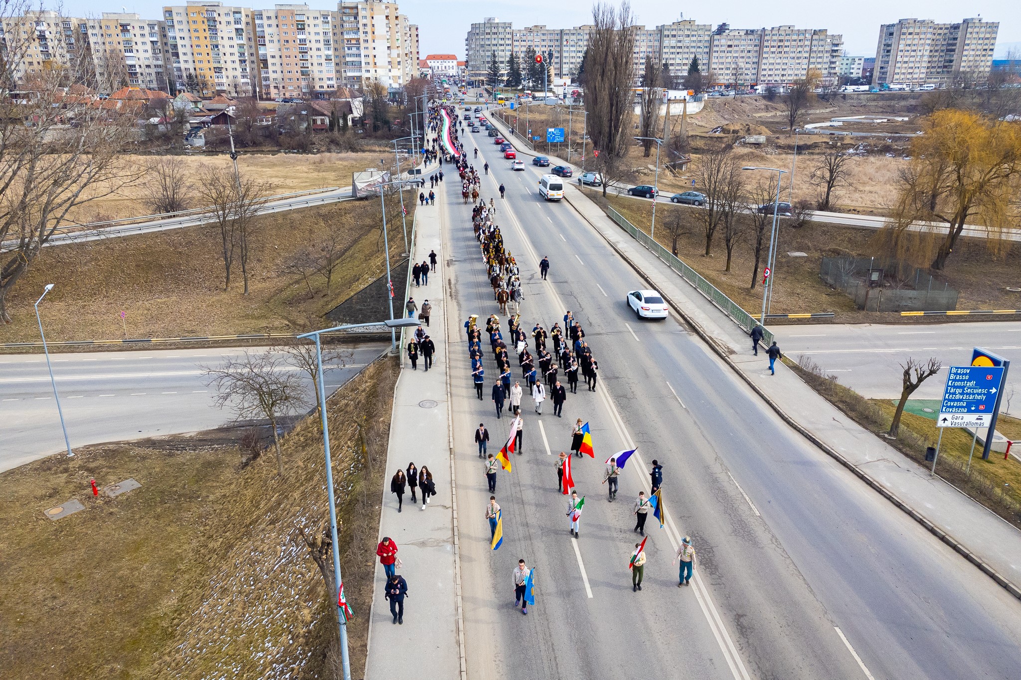 Forgalomkorlátozások lesznek a díszfelvonulások útvonalán Sepsiszentgyörgyön