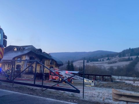 Egy panzió tetőzete lángolt Katrosában