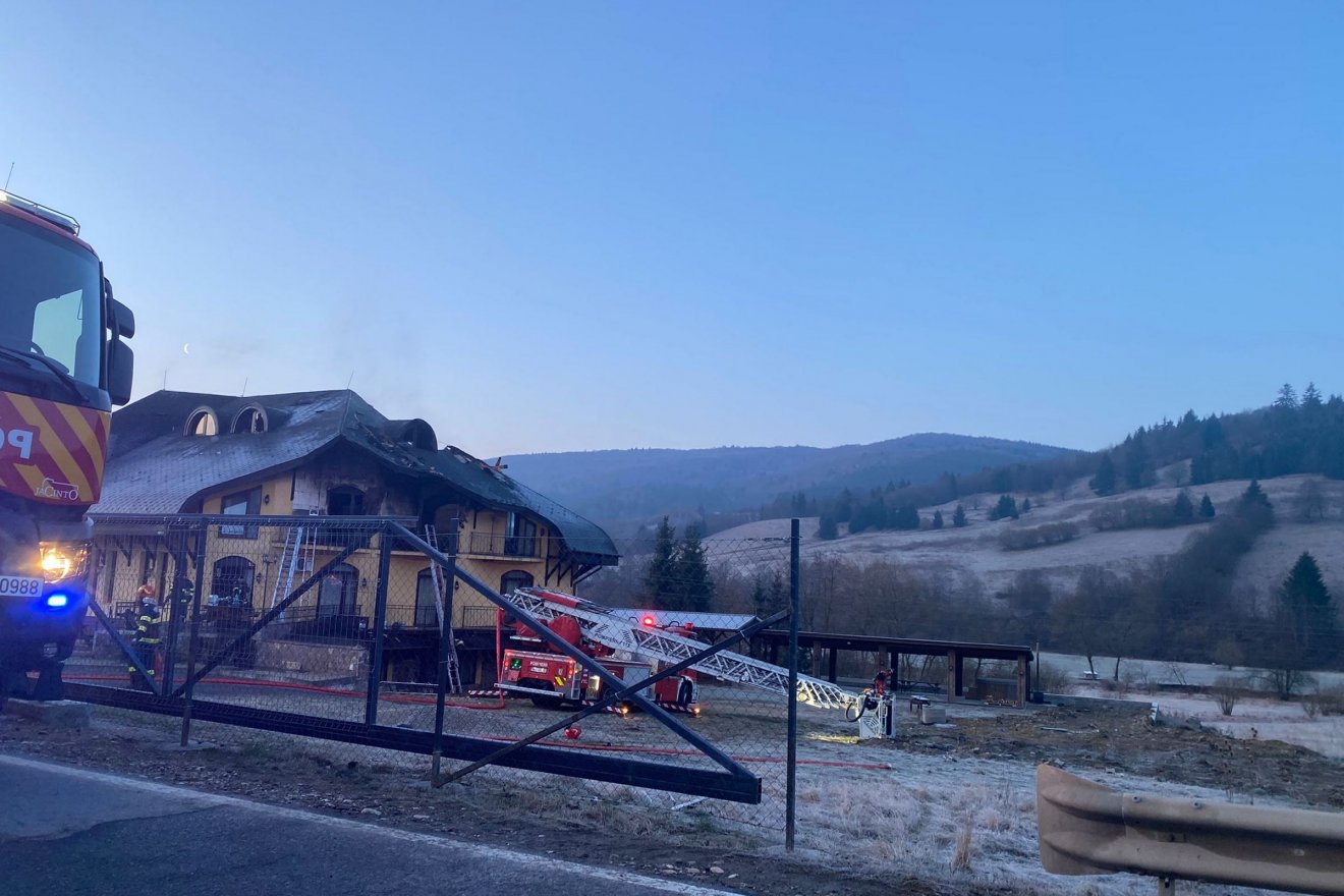 Egy panzió tetőzete lángolt Katrosában