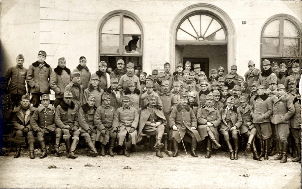 Az ezred tisztjei Csíkzsögödön, 1917. március 1. Fotó: Hadtörténeti Intézet és Múzeum Fotóarchívuma