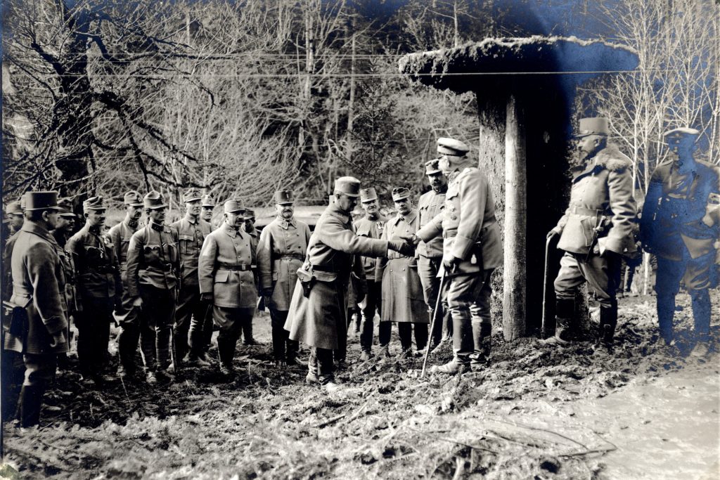 Karl Litzmann német gyalogsági tábornok gratulál az ezrednek a Magyarós elfoglalásához, kitüntetéseket ad át. Fotó: Hadtörténeti Intézet és Múzeum Fotóarchívuma