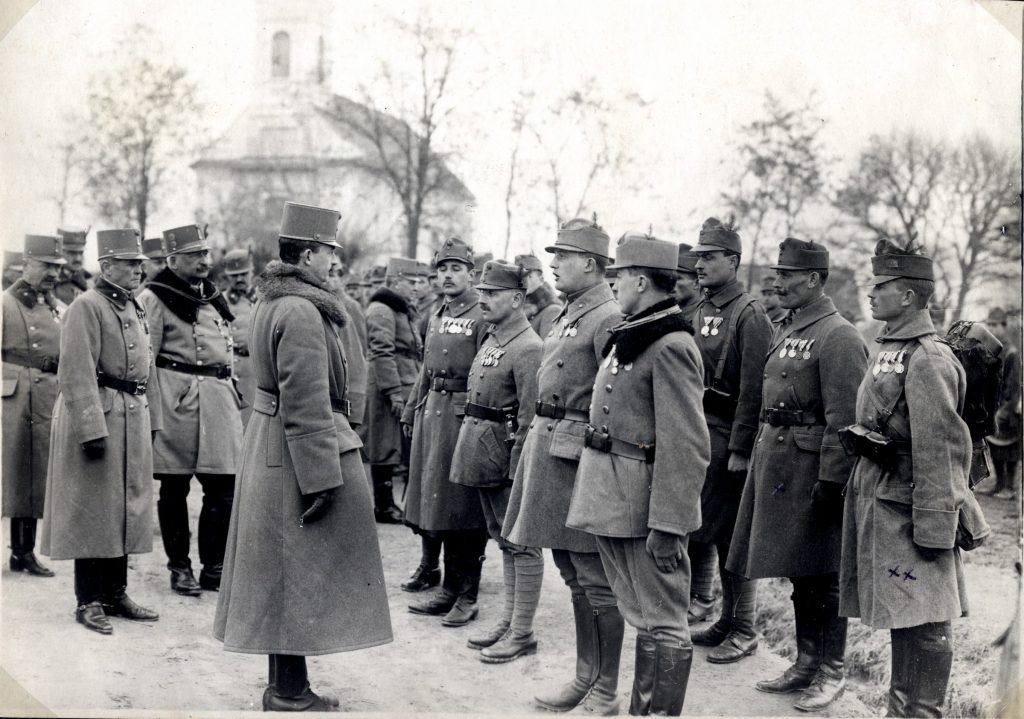 Az ezred díszszakasza IV. Károly király előtt Csíkszeredában, 1917. június 17. Fotó: Hadtörténeti Intézet és Múzeum Fotóarchívuma