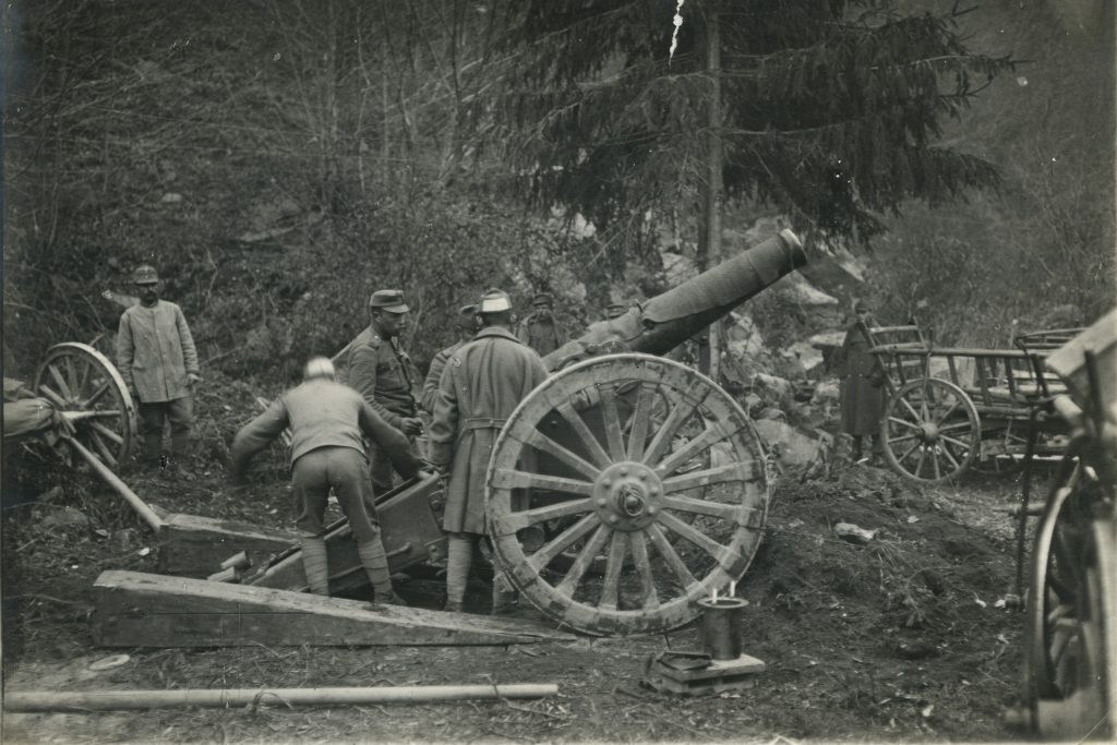 Osztrák–magyar 1899 M 15 cm-es nehéztarack tűzelőállásban. Fotó: Hadtörténeti Intézet és Múzeum Fotóarchívuma