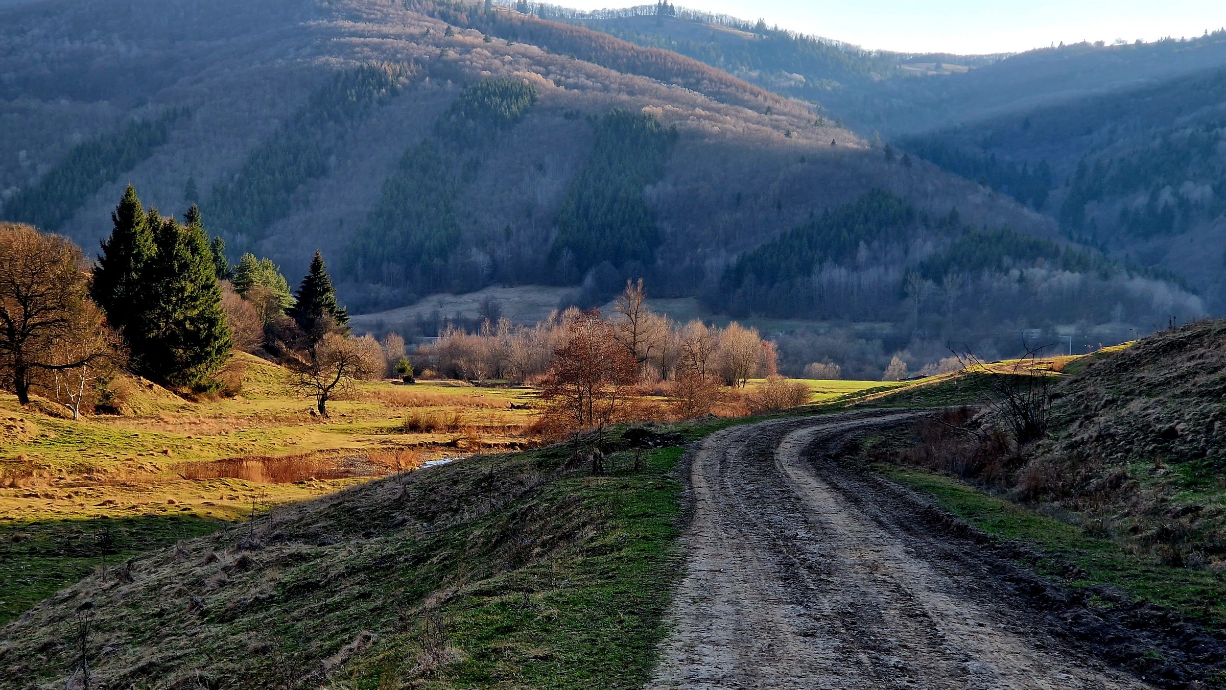 A március sietve eltelik, megcsal, sokszor ravasz