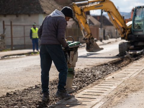 Zajlik a munka, rövidesen aszfaltoznak Nagybaconban