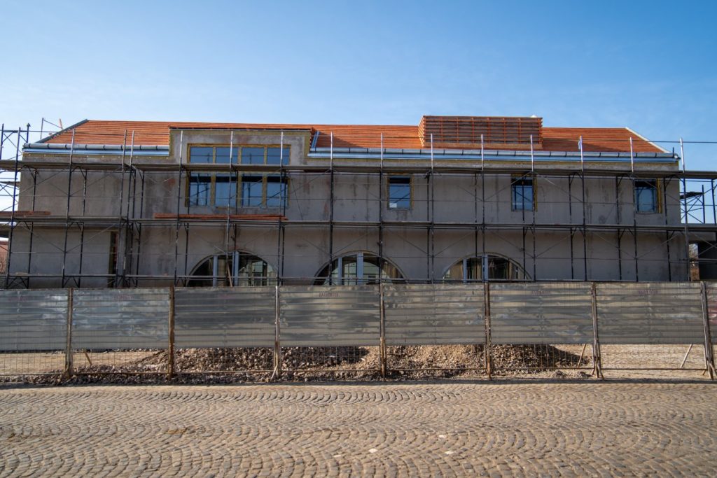Az új épületrészen nyáron fejeződhetnek be a munkálatok. Fotó: Tuchiluș Alex