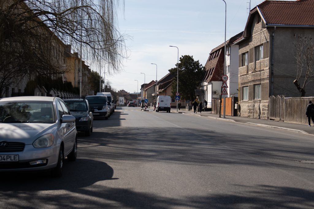 A Csíki utcán is jelzőtáblákat kell kitenni, útfestést végezni, zöldövezeteket kialakítani. Fotó: Tuchiluș Alex
