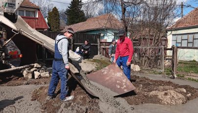 Összefogott a közösség: újraépül a háromgyermekes család háza