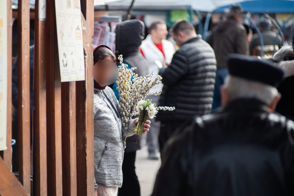 Ezt a hóvirágárust csütörtökön kaptuk lencsevégre Sepsiszentgyörgyön. Fotó: Tuchiluș Alex
