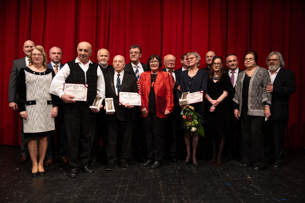 A díjazottak és méltatóik a Tegyünk Kézdiszékért Tömörülés tagjainak körében. Fotó: Tuchiluș Alex(